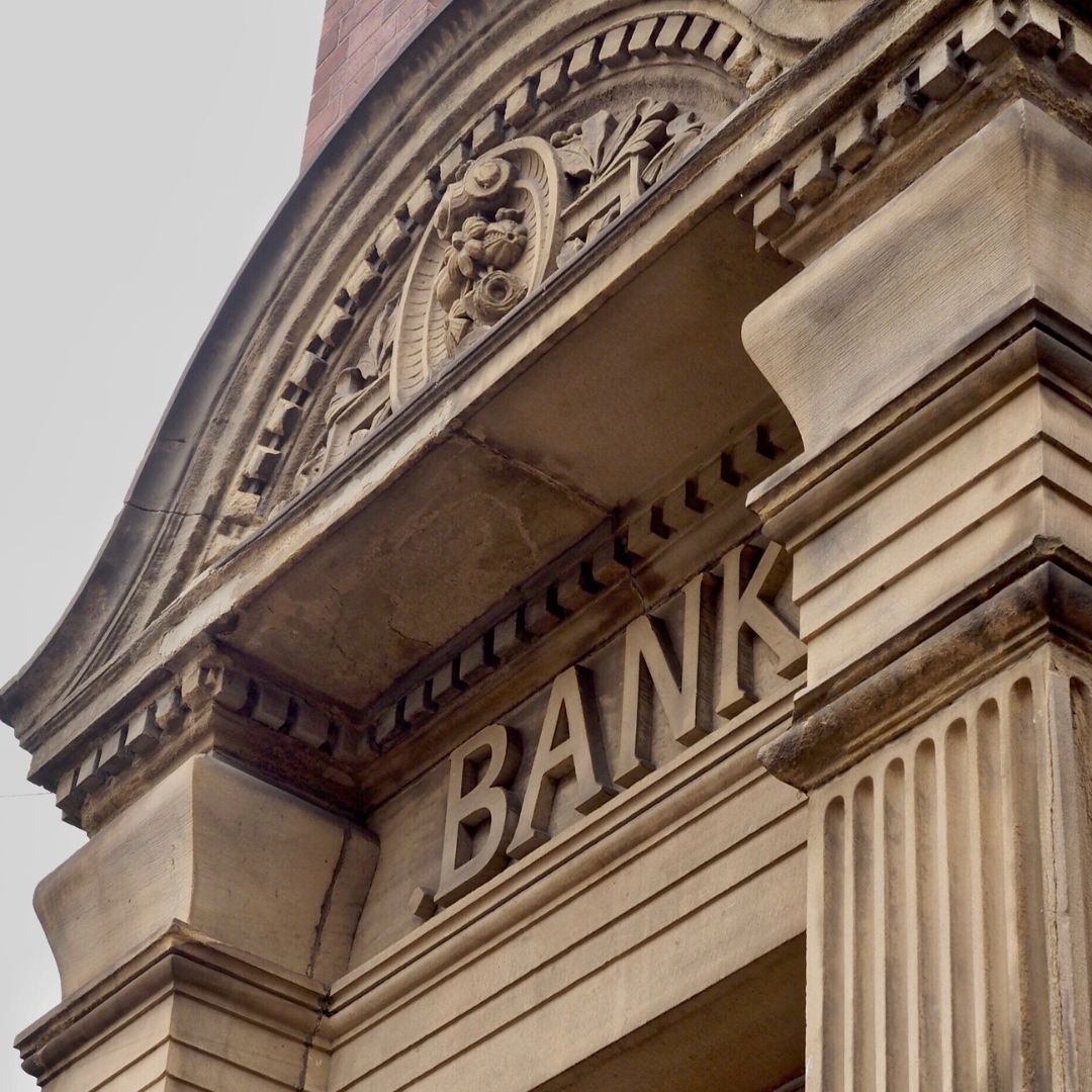 building facade that says Bank