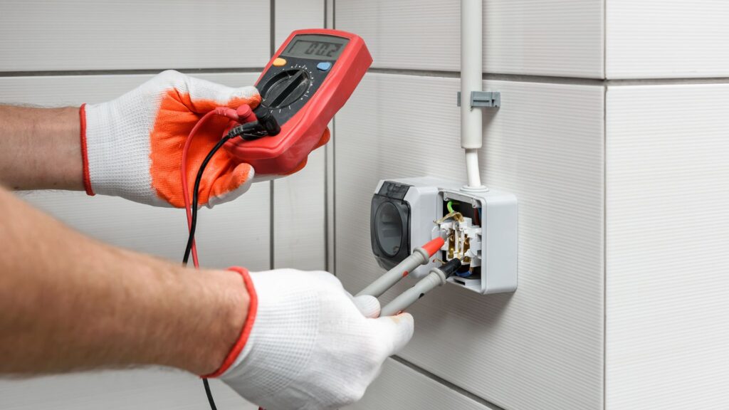 checking outlet current with multimeter